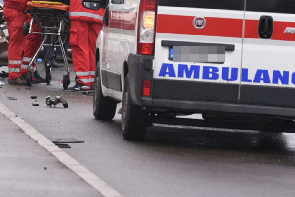 TEŠKA SAOBRAĆAJKA U KNEZA MILOŠA: Zakucao se kolima u banderu, 2 reanimirana