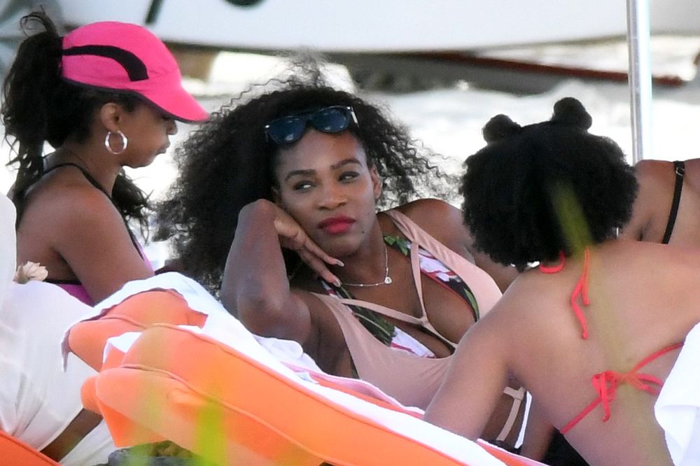 (FOTO) TENISERKA POKAZALA ZANOSNO TELO: Serena u toplesu i tanga kupaćem pozirala za časopis