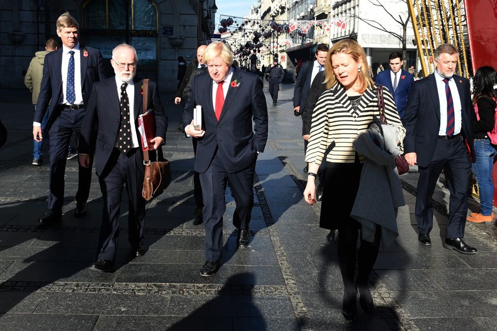 (FOTO) BORIS DŽONSON U KNEZ MIHAILOVOJ: Beograđanima predstavio svoju knjigu o Čerčilu