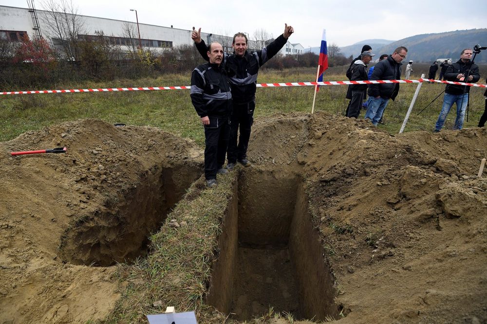 (VIDEO) NIKAD BIZARNIJE TAKMIČENJE: Braća iz Slovačke najbrži u kopanju grobova!