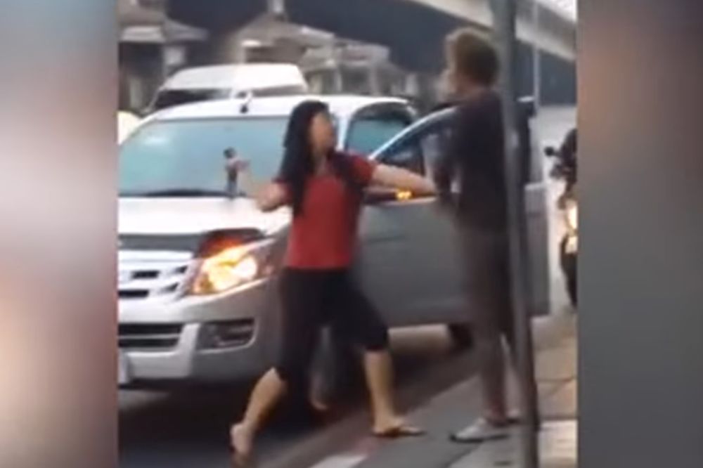 (VIDEO) KAD ŽENA POBESNI: Pijanog muža na ulici napala MAČETOM!