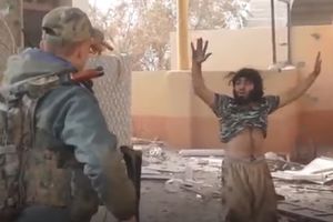 (VIDEO) SPEKTAKULARAN SNIMAK HVATANJA DŽIHADISTE U SIRIJI: Izašao iz rupe štrokav, pa počeo da kuka