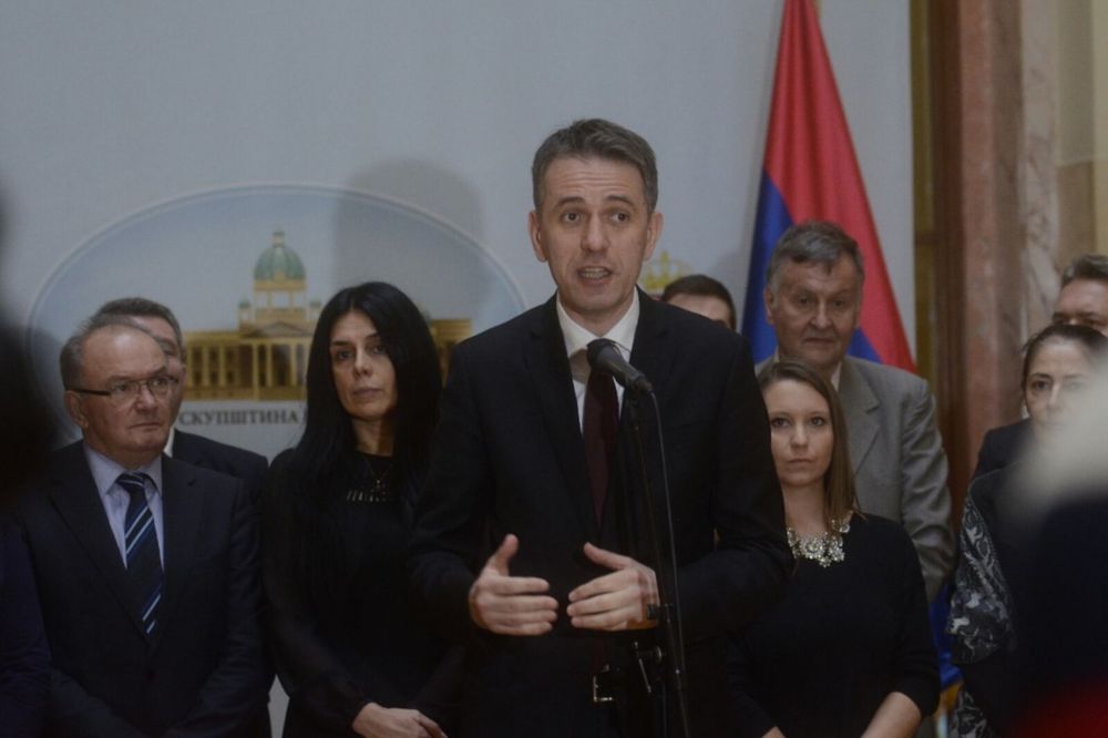 SAŠA RADULOVIĆ: Vladajuća većina sprovodi nasilje u Skupštini, Martinović: Obezbedićemo mir