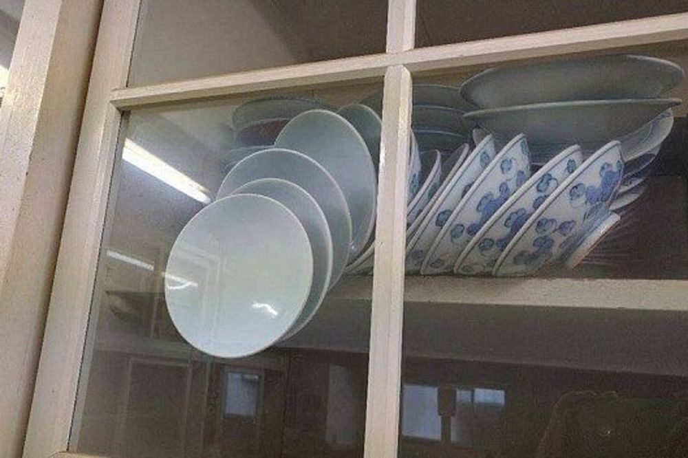 (FOTO) PITANJE KOJE JE NAPRAVILO HAOS NA INTERNETU: Kako da otvorim vitrinu, a da tanjiri ne padnu?