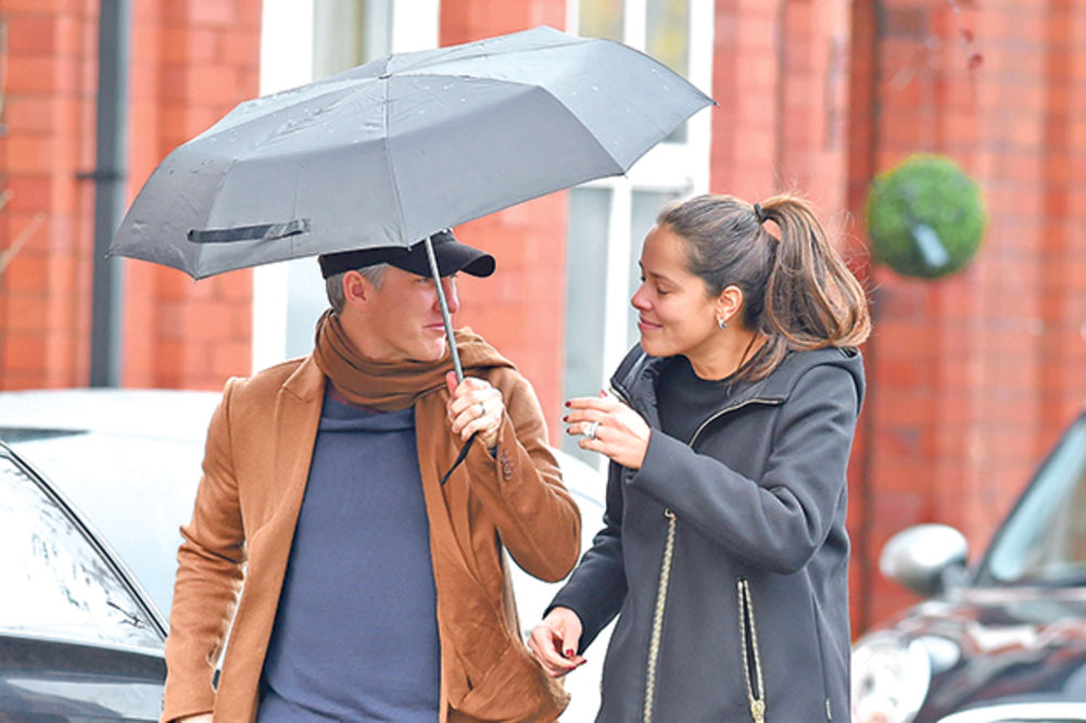 DŽENTLMEN: Bastijan drži kišobran Ani