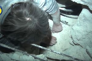 (VIDEO) DRAMATIČNO SPASAVANJE DEČAKA IZ ALEPA: Golim rukama kopali po ruševinama da ga izvuku
