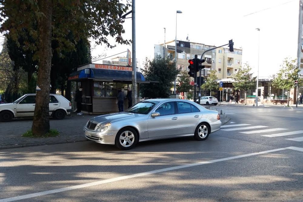 (FOTO) TAKO JE TO U PODGORICI: Parkirao kola kod semafora dok pojede burek