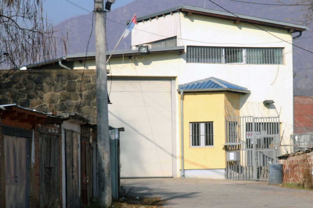EKSPLOZIJA U ULICI FILIPA VIŠNJIĆA: Bačena bomba ispred zatvora u Kosovskoj Mitrovici
