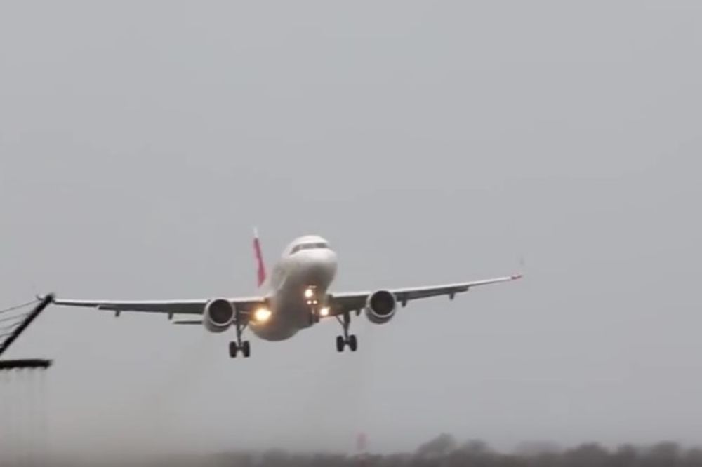 (VIDEO) ZA OVO TREBA DA BUDEŠ MAJSTOR: Ovako se piloti bore sa olujnim vetrovima u Amsterdamu!