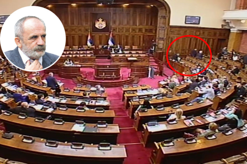 (FOTO) BOJKOT U SKUPŠTINI: Opozicija stoji okrenuta leđima dok govori Rističević!