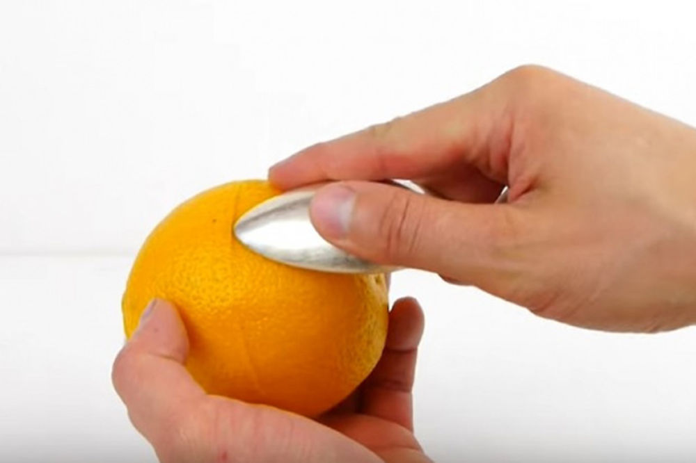 (VIDEO) Uzeo je kašiku i pomorandžu i jednim potezom oduševio sve: Ovu caku koristićete stalno!