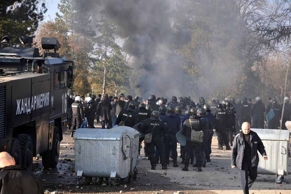 (VIDEO) MIGRANTI NAPRAVILI HAOS U BUGARSKOJ: Bili u karantinu zbog šuge, pa napali policiju kamenjem