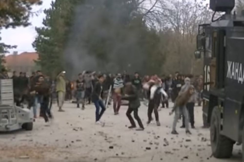 (VIDEO) PUNE BOLNICE I ZATVORI: 24 policajca povređena, 300 migranata uhapšeno u napadu u Bugarskoj