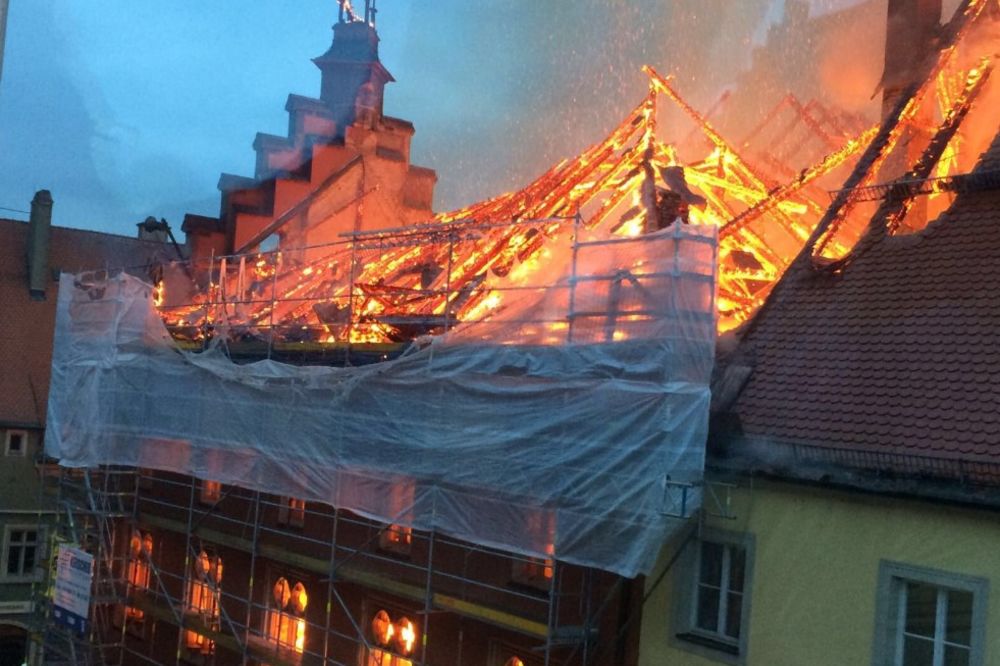 (VIDEO) VATRA PROGUTALA SKUPŠTINU STARU 600 GODINA: Veliki požar izbio u Bavarskoj
