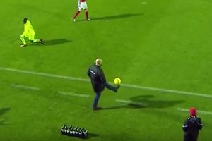 (VIDEO) TAKO SE TO RADI: Pogledajte kako žonglira trener Silkeborga!