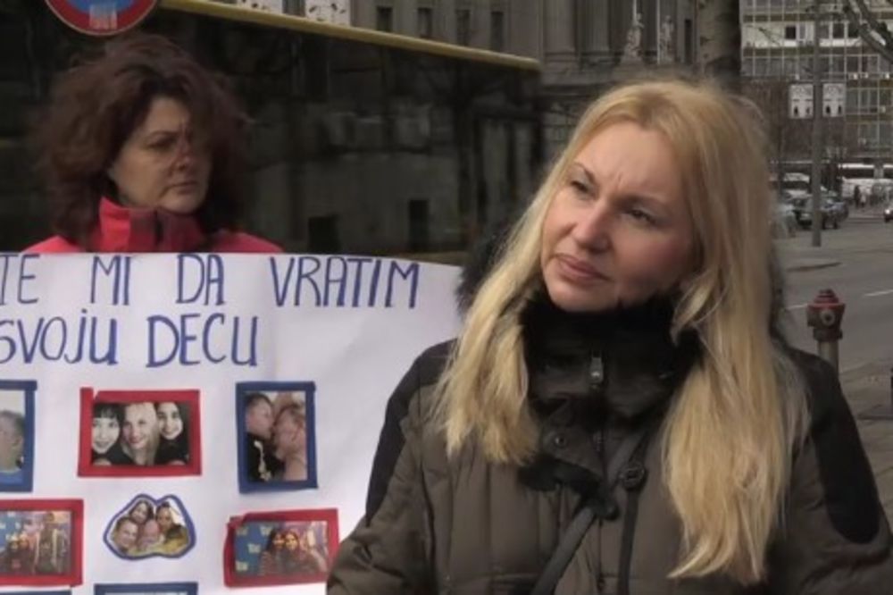 KURIR TV ŽENE ŽRTVE NASILJA DIGLE GLAS: Protest podrške Slavici Burmazović da vrati svoju decu!