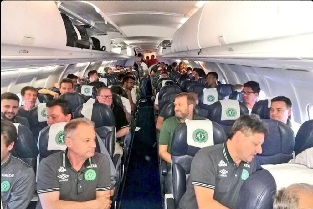 (VIDEO) TRENUTAK PRE TRAGEDIJE: Ovo je POSLEDNJA fotografija fudbalskog tima pre pada aviona!