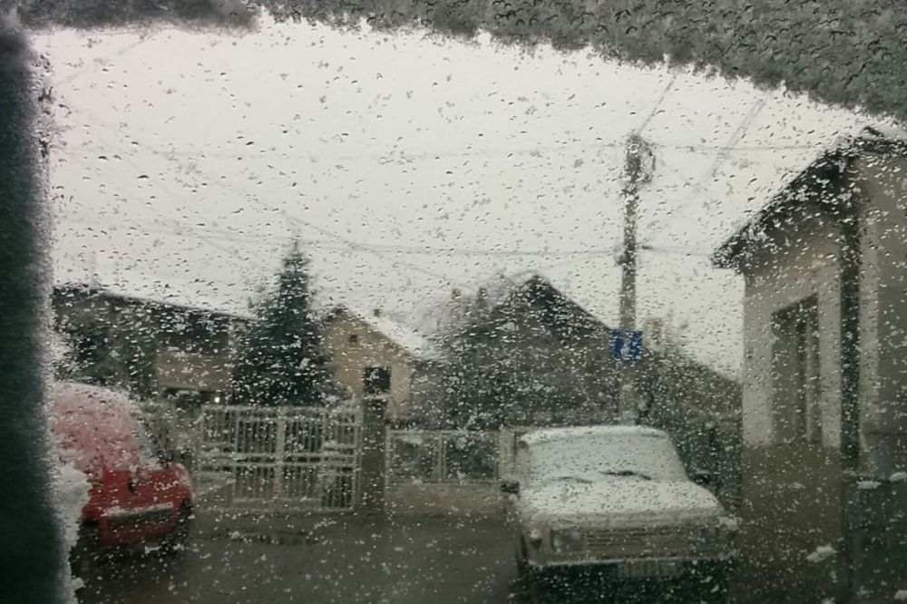 (VIDEO) ZABELEO SE I JUG: U Nišu pao prvi sneg! Veje širom Srbije!