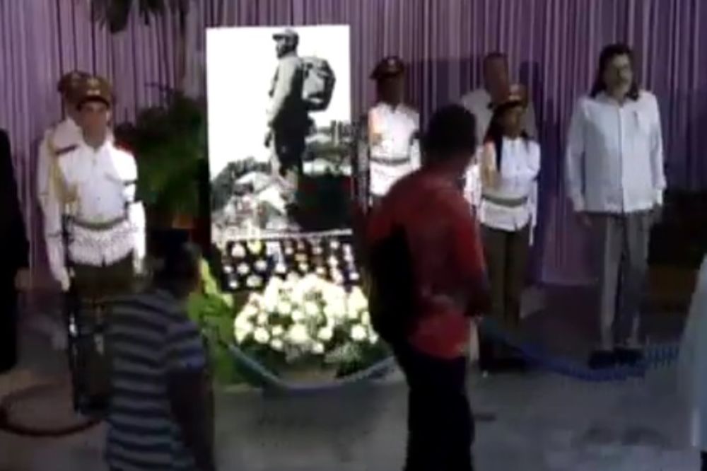 (VIDEO) OPROŠTAJ OD EL KOMANDANTEA: Urnu s pepelom Fidela Kastra prikazali na Kubanskoj televiziji!
