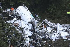 TELA MRTVIH RAZBACANA OKOLO, AVION UNIŠTEN: Stravične scene posle avionske tragedije u Kolumbiji