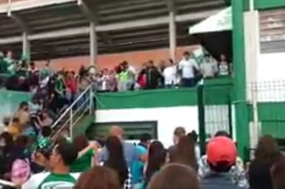 (VIDEO) SUZE I APLAUZI: Reka ljudi plače ispred stadiona Šapekoensea