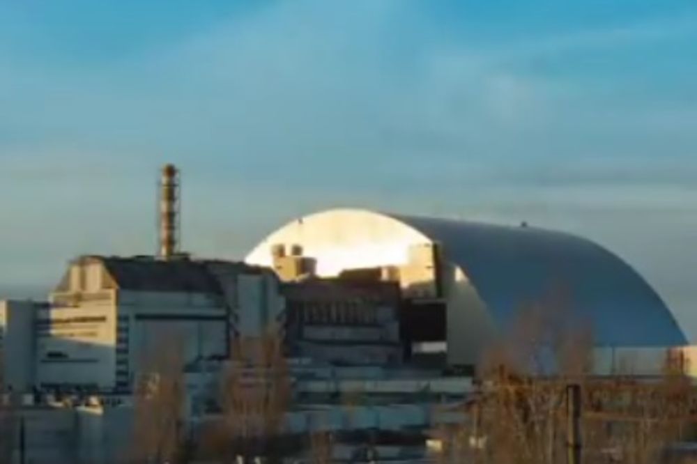 VIDEO ČERNOBIL SPAKOVAN U SARKOFAG: Narednih 100 godina betonsko-čelična kupola štitiće od zračenja!