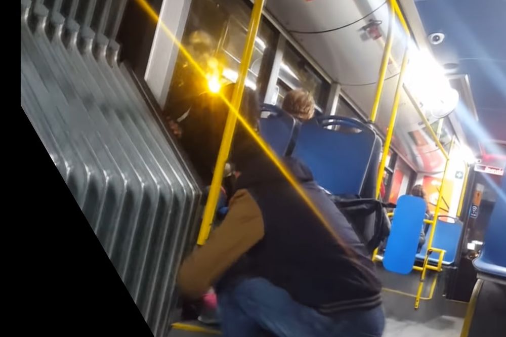 (VIDEO) SCENA IZ AUTOBUSA O KOJOJ BRUJI SRBIJA: Prvi put sam ga videla, a on mi je dao patike!