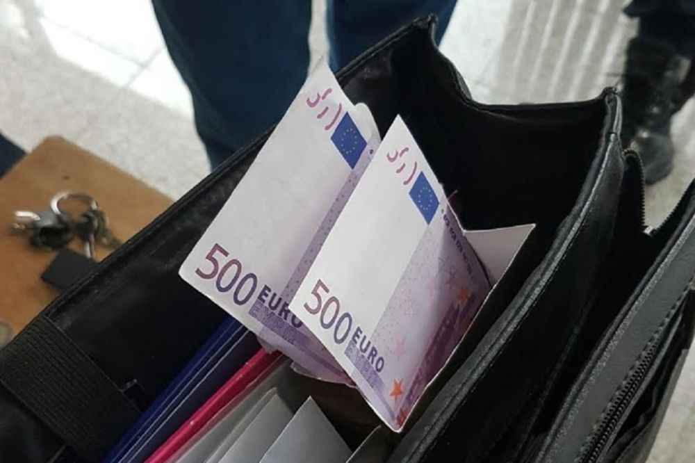 ZAPLENA NA GRANICI: Carinici u kutiji bombona otkrili 113.000 evra