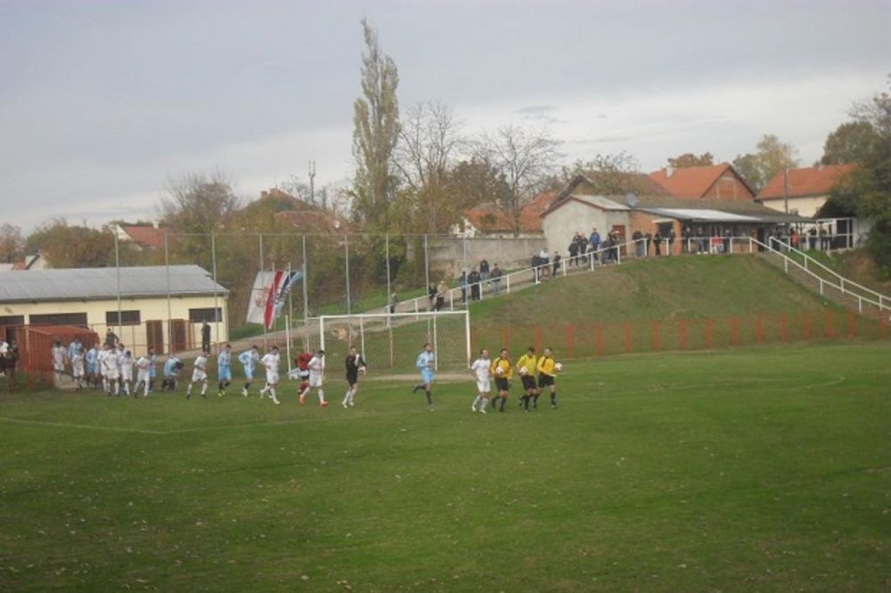 (FOTO) VUKOVAR OVO NIJE DOŽIVEO: Evo kako su se Srbi i Hrvati ujedinili na fudbalskom terenu