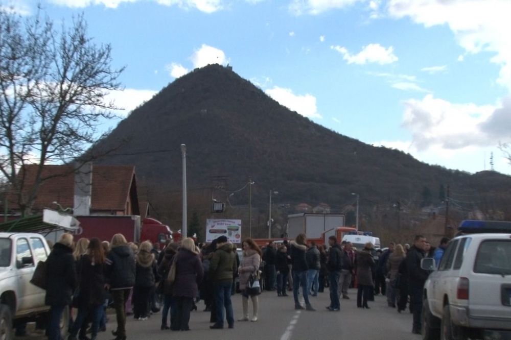 MOST NA BISTRICI OTVOREN ZA SAOBRAĆAJ: Stotinak Srba blokiralo put kosovskom premijeru