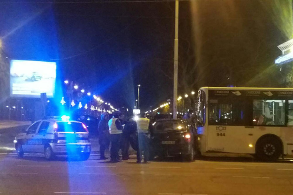 (FOTO) AUTOBUS UDARIO U AUTOMOBIL KOD UŠĆA: Totalni kolaps u tramvajskom saobraćaju