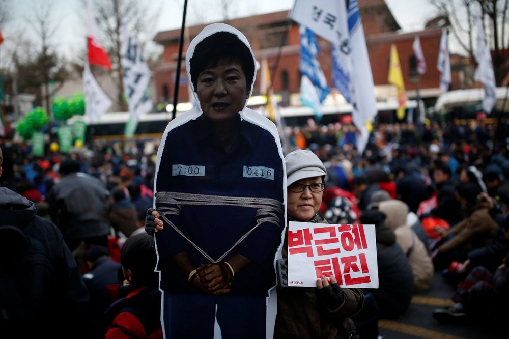 (FOTO,VIDEO) STOTINE HILJADA LJUDI PROTESTUJE: Šest nedelja traže smenu predsednice Južne Koreje