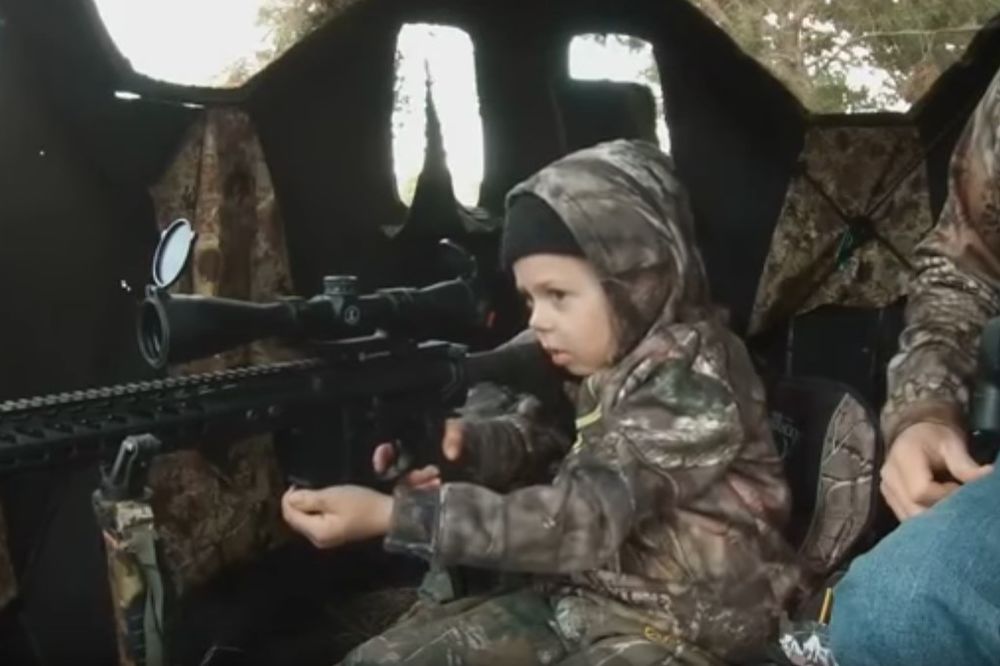 (VIDEO) OTAC RAZBESNEO JAVNOST: Ćerki (7) dao u ruke pušku, a ona nije imala milosti