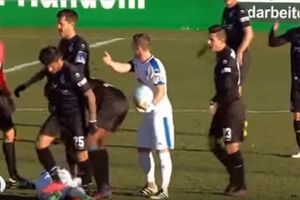 (VIDEO) NEMAC PUKAO: Fudbaler podivljao posle isključenja, evo kako je tukao i gazio protivnike