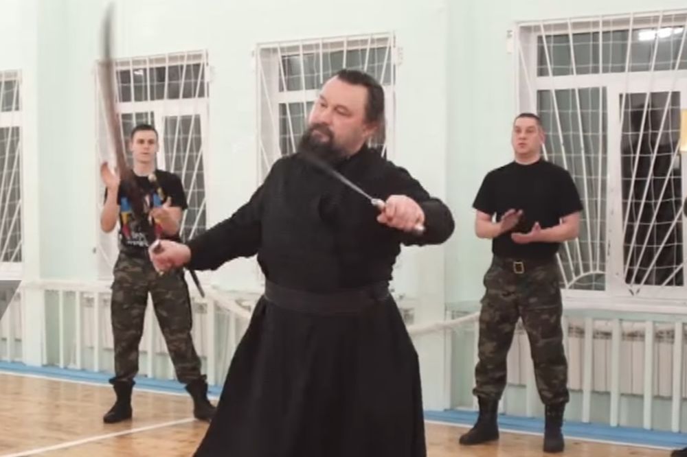 (VIDEO) BORILAČKI POP: Pravoslavni sveštenik podučava narod aikido, mačevanje i unutrašnji mir