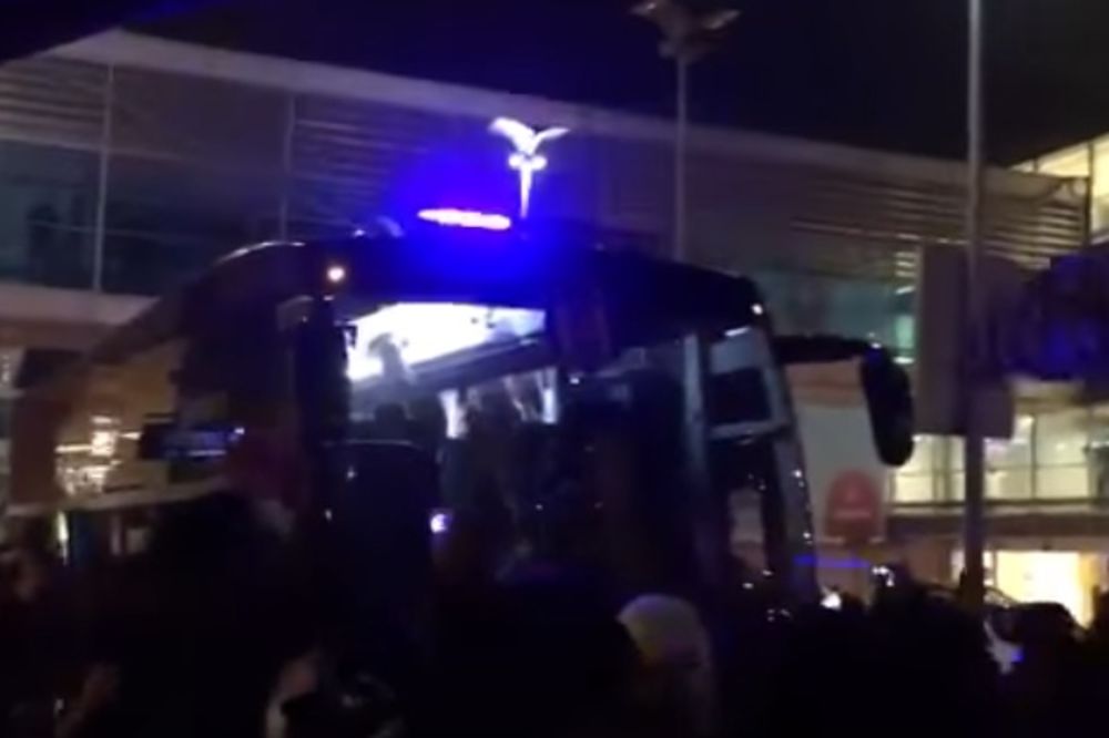 (VIDEO) POSLE DEBAKLA U KIJEVU: Fudbaleri Bešiktaša dočekani kao heroji u Istanbulu