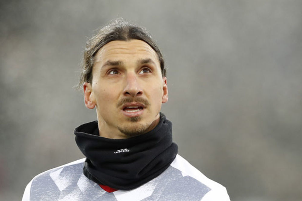 (VIDEO) ŽENE, STIGAO JE DEDA MRAZ: Zlatan Ibrahimović se go valjao po snegu