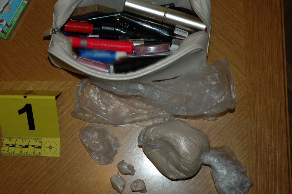 (VIDEO) KAKAV ULOV BG POLICIJE: Trojka pala zbog droge, krili je i u torbici sa šminkom!