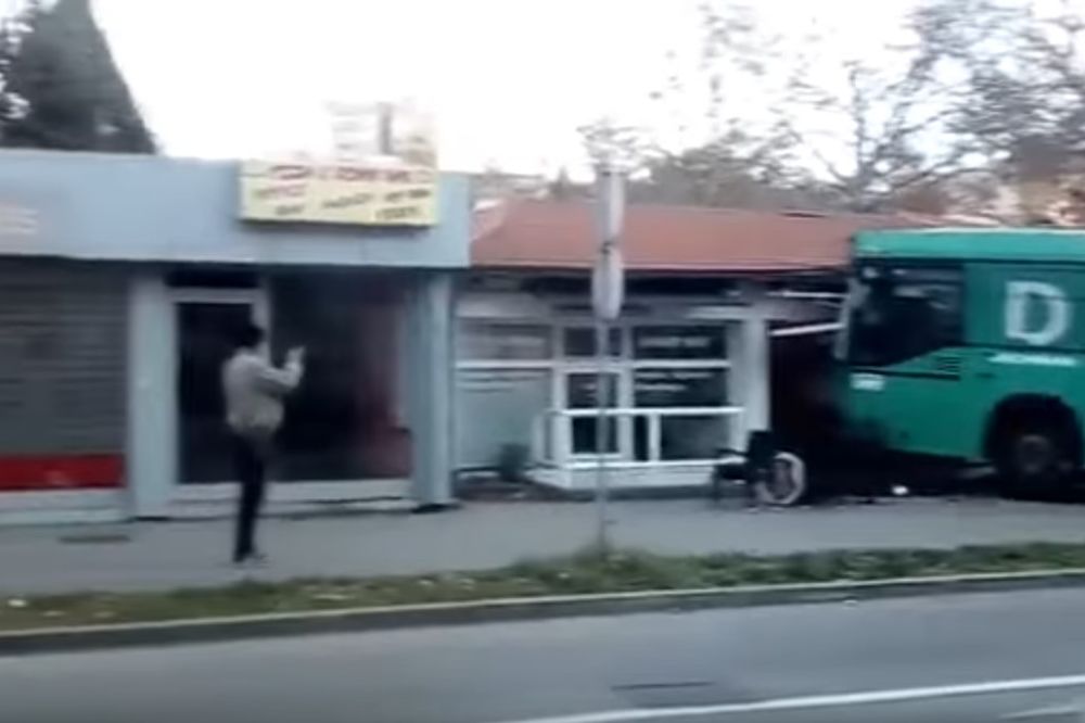 (VIDEO) AUTOBUS SE ZALETEO U KAFIĆ PUN GOSTIJU: Troje povređenih, učenici jedva izbegli smrt!