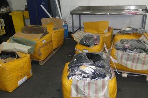 CARINICI U AKCIJI NA AERODROMU: 400 kilograma lažne firmirane ženske garderobe pronašli u magacinu