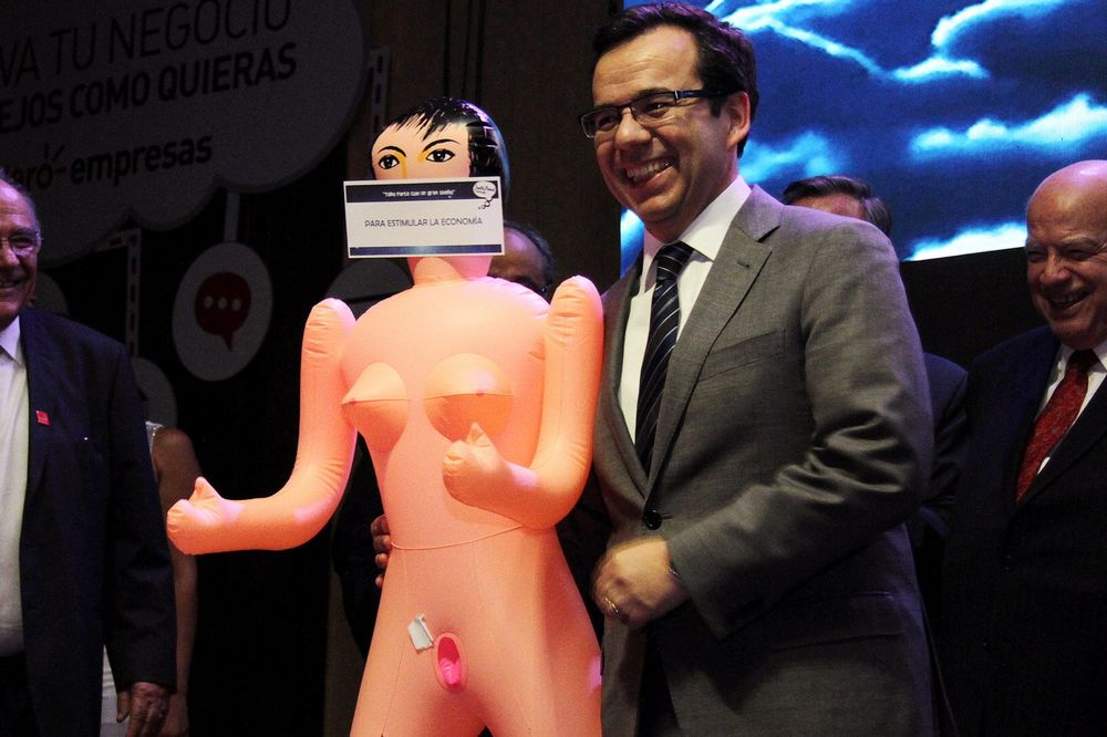 ZBOG POKLONA CELA ZEMLJA BESNA: Čileanski ministar u problemu zbog lutke na naduvavanje