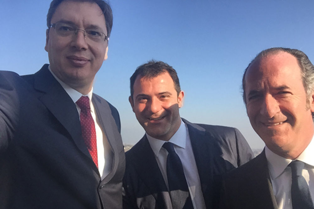 VUČIĆ NAPRAVIO PRVI SELFI: Pogledajte kako se premijer fotkao sa legendom fudbala