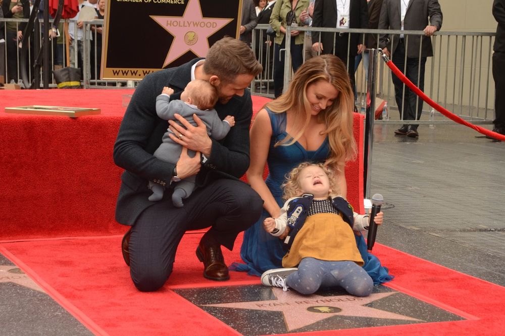 FOTO TATINA ĆERA: Rajan Rejnolds dobio zvezdu na Bulevaru slavnih, ali je šou ukrala njegova ćerkica