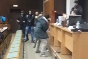 (VIDEO) INCIDENT NA FILOZOFSKOM: Desničari upali na tribinu, napali studente i vikali "Hajl Hitler"