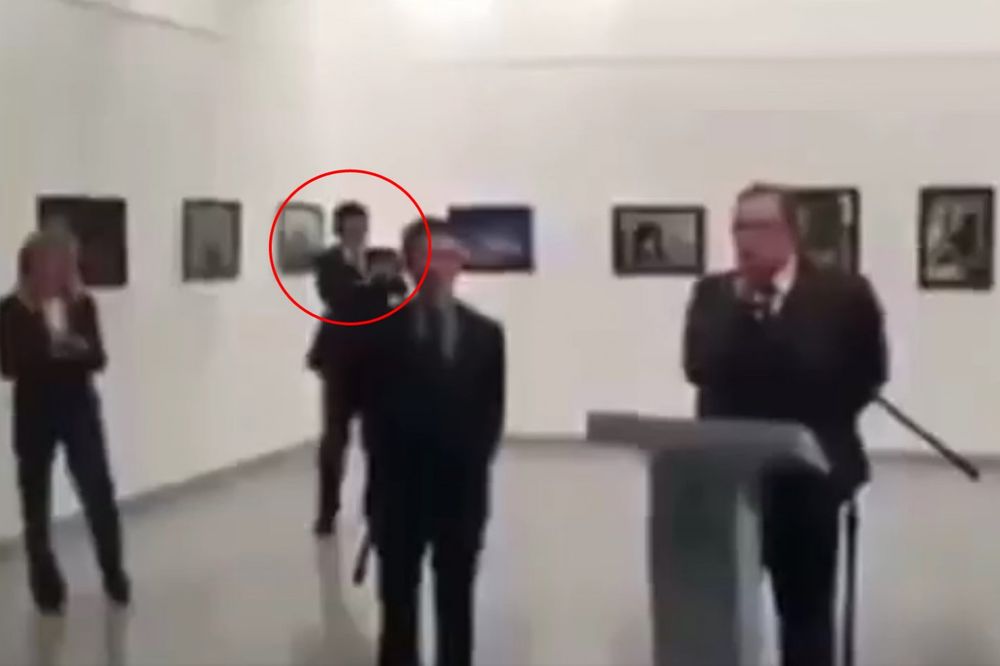 (UZNEMIRUJUĆE) DO SADA NEVIĐEN SNIMAK: Evo kako je ubica vrebao ruskog ambasadora i mučki ga ubio!