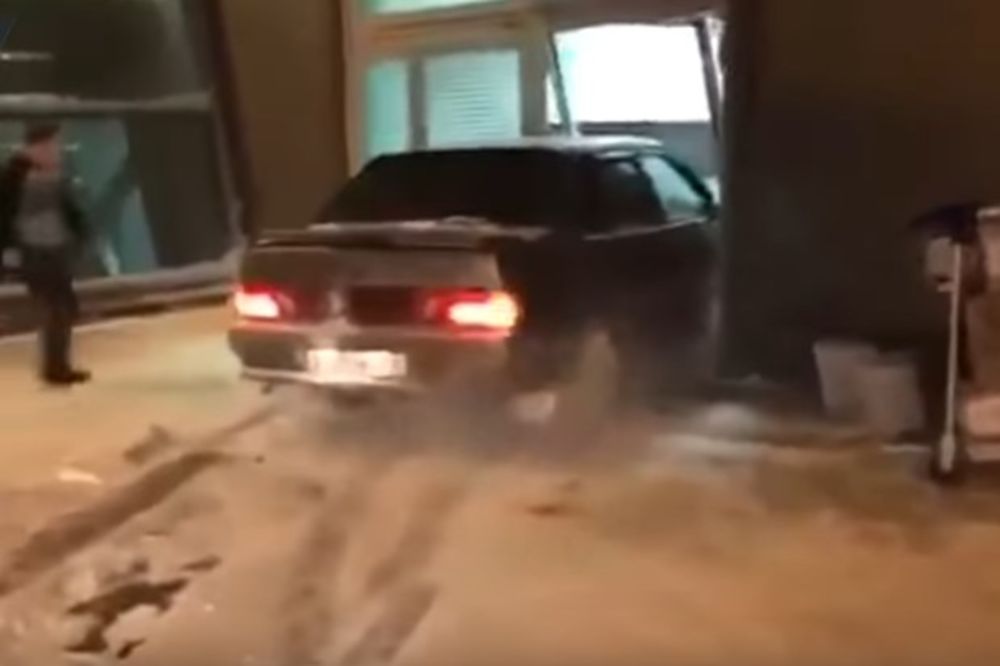 (VIDEO) MRTAV PIJAN ULETEO KOLIMA U ZGRADU AERODROMA: Vozio kolima po terminalima i napravio haos