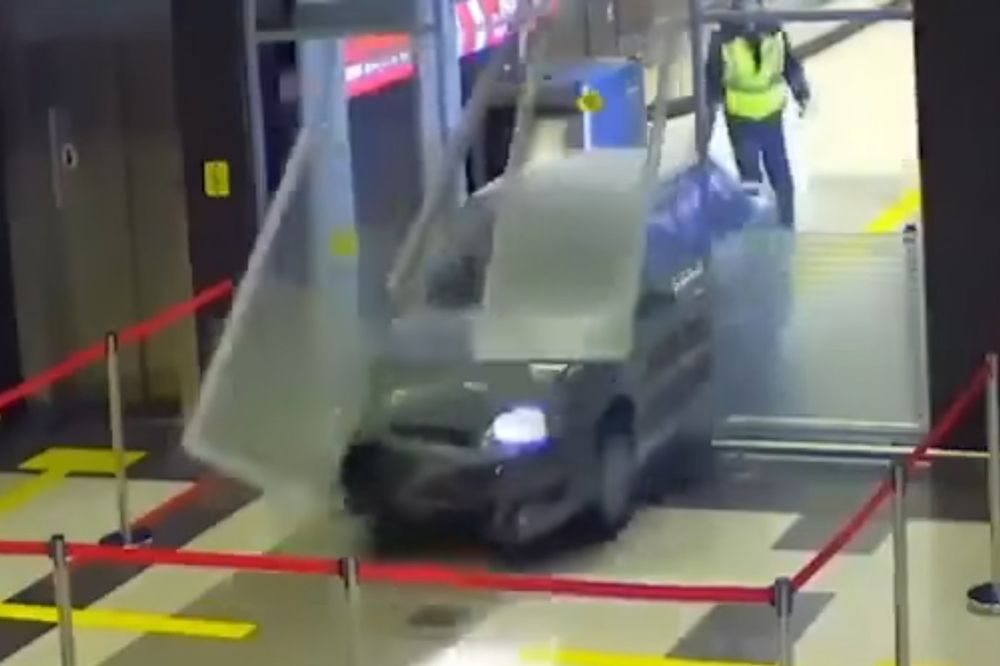 (VIDEO) PIJANI RUS(VAJ) NA AERODROMU! Alkoholisani vozač automobilom uleteo na terminal