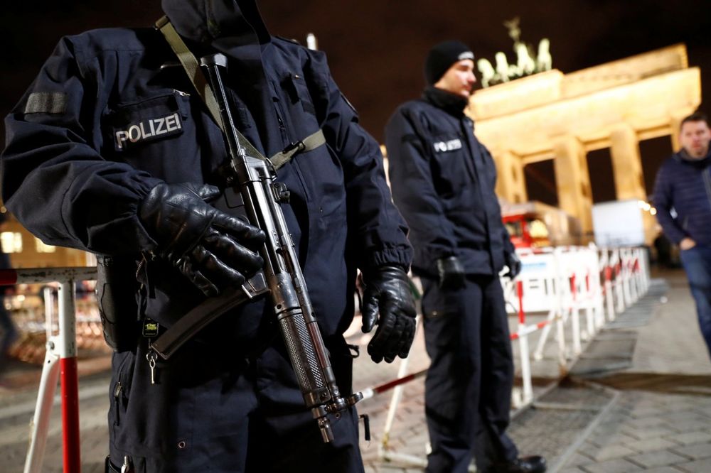 ŽIVOT U STRAHU OD NAPADA: Policajci sa puškomitraljezima za doček Nove godine u Berlinu