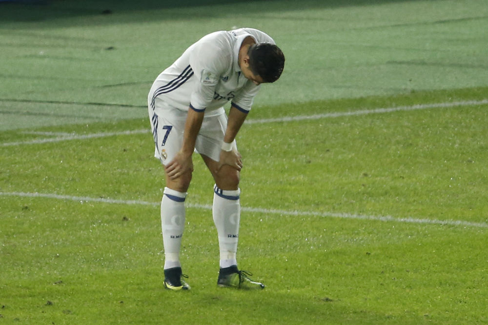 (VIDEO) NAVIJAČI REALA SE ZABRINULI: Ronaldo povraćao usred poslednjeg treninga u 2016. godini