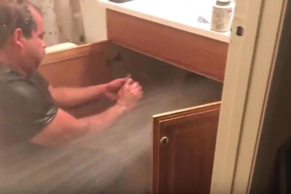 (VIDEO) OVO JE NAJGORI VODOINSTALATER IKAD: Potpopio im je stan! Pogledajte njegovu borbu sa vodom